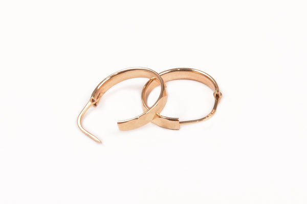 Arracadas pequeñas con diseño plano 14K