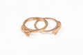 Anillo de manos entrelazadas 14K