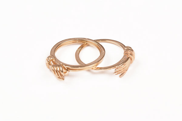 Anillo de manos entrelazadas 14K